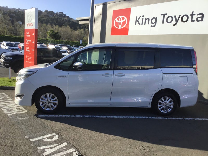 2017 Toyota Noah Hybrid G 1.8 5 Dr Wagon CVT 2WD image 2