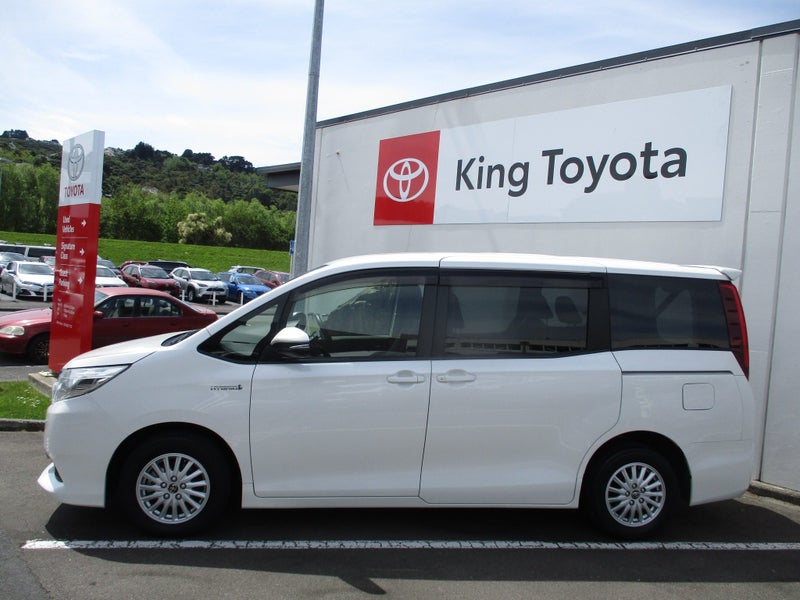 2017 Toyota Noah Hybrid G 1.8 + Certified Warranty image 2