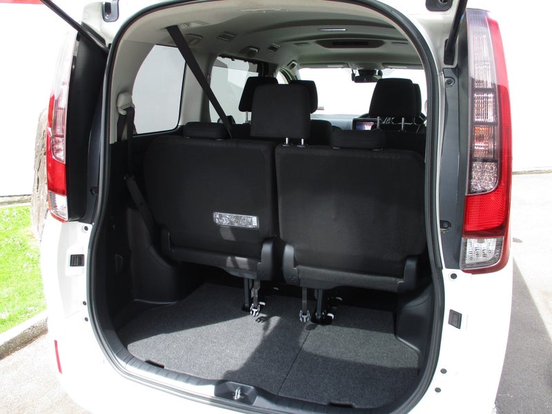 2017 Toyota Noah Hybrid G 1.8 + Certified Warranty image 5