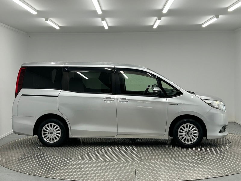 2017 Toyota Noah Hybrid G image 2