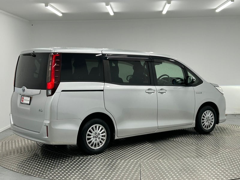 2017 Toyota Noah Hybrid G image 3