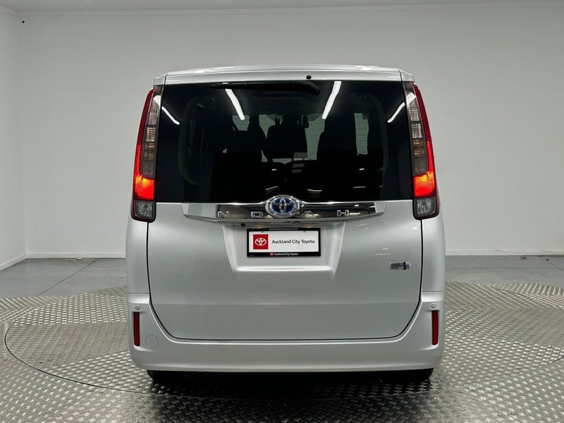 2017 Toyota Noah Hybrid G image 4