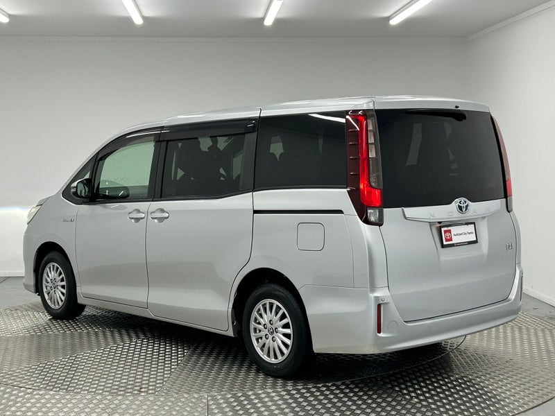 2017 Toyota Noah Hybrid G image 5