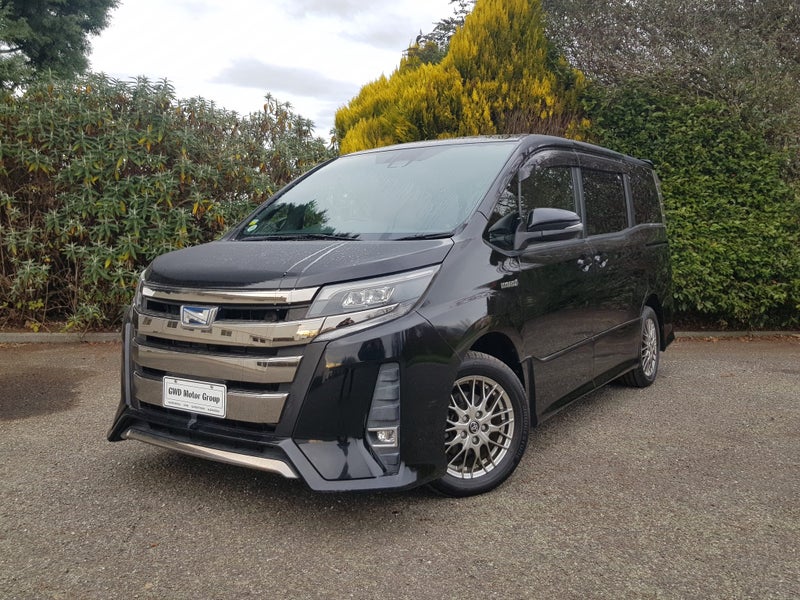 2017 Toyota Noah Si Hybrid image 3