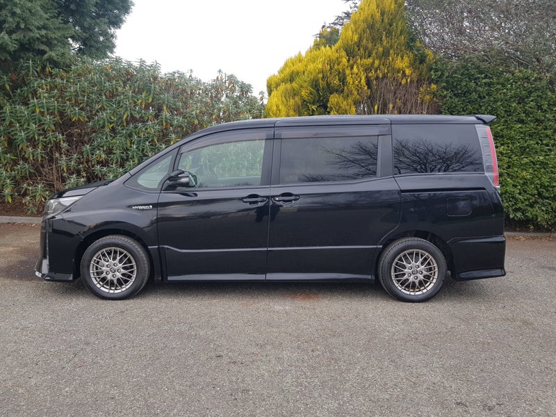 2017 Toyota Noah Si Hybrid image 4