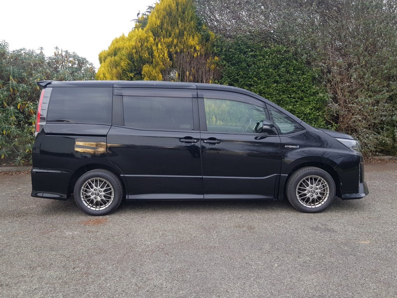 2017 Toyota Noah Si Hybrid image 5