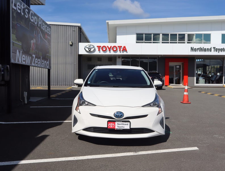 2017 Toyota Prius 1.8 Hybrid E 5 Dr Hatch CVT 2WD image 3