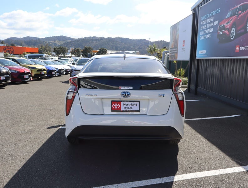 2017 Toyota Prius 1.8 Hybrid E 5 Dr Hatch CVT 2WD image 4
