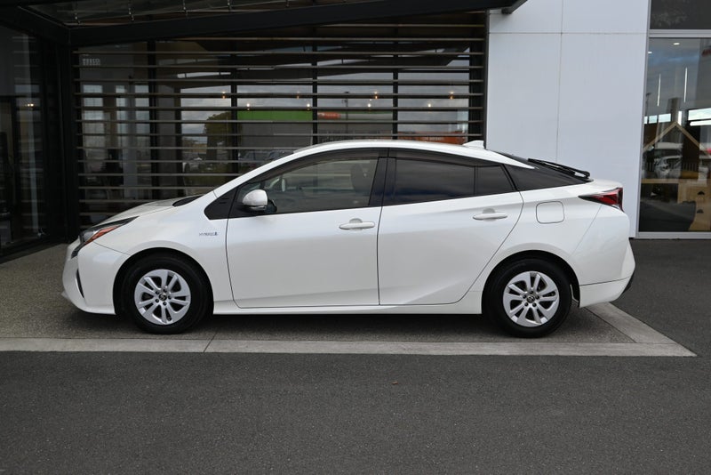 2017 Toyota Prius 1.8 Petrol Hybrid S FWD Hatch... image 3