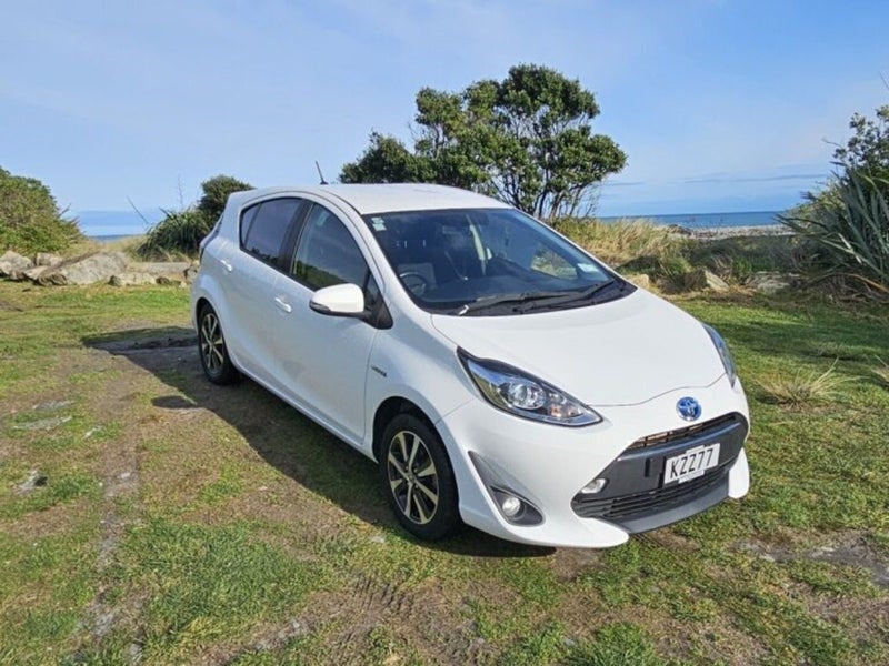2017 Toyota Prius C SX 1.5P HV ECVT FWD HB/5D/5... image 1
