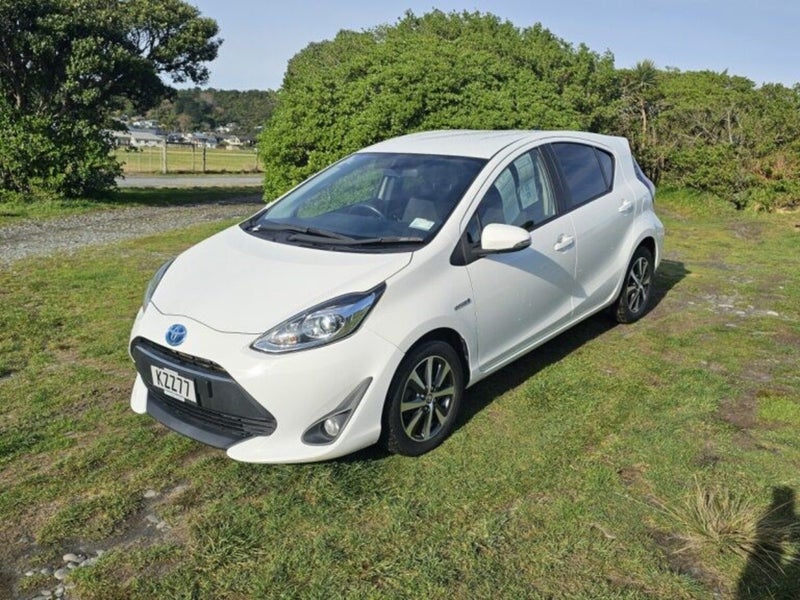 2017 Toyota Prius C SX 1.5P HV ECVT FWD HB/5D/5... image 2