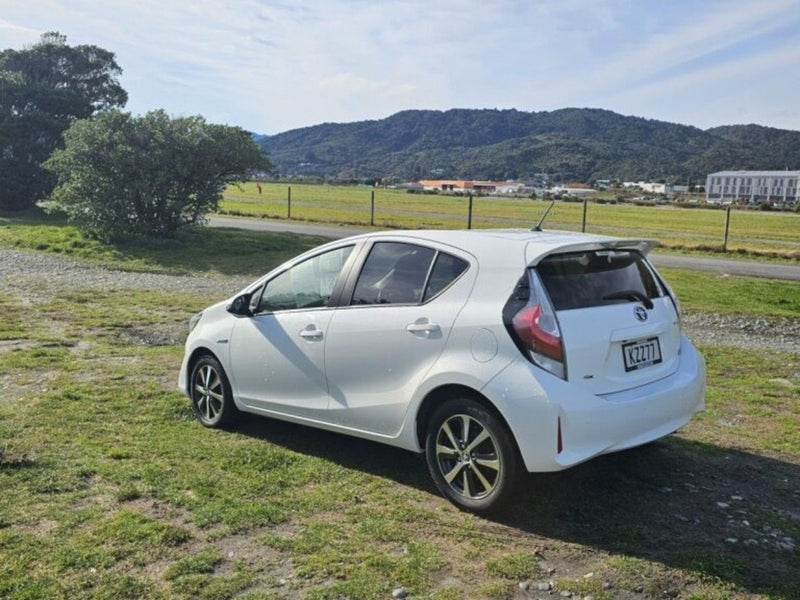 2017 Toyota Prius C SX 1.5P HV ECVT FWD HB/5D/5... image 3