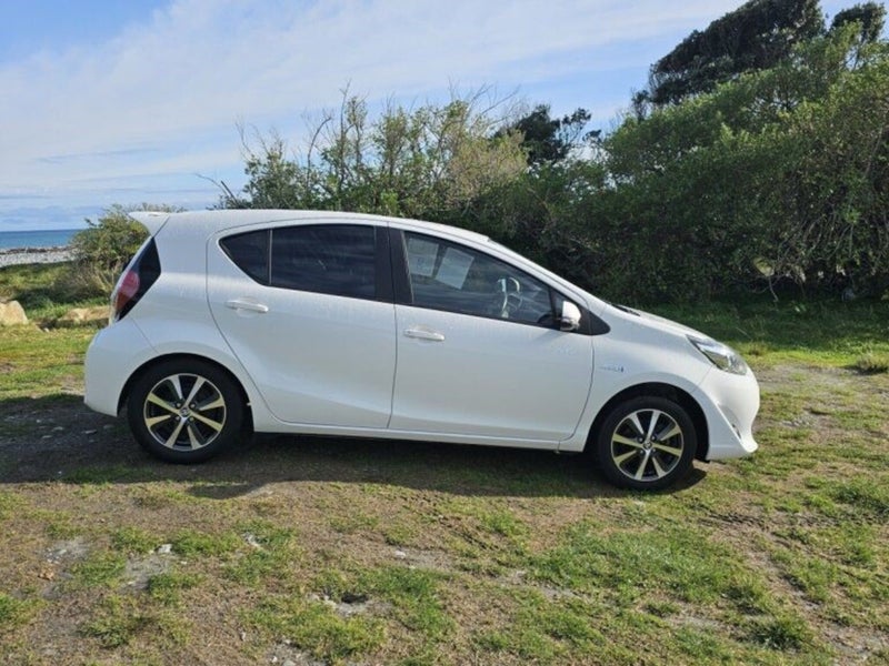 2017 Toyota Prius C SX 1.5P HV ECVT FWD HB/5D/5... image 4