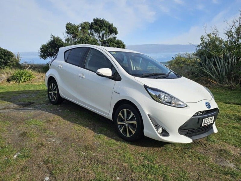 2017 Toyota Prius C SX 1.5P HV ECVT FWD HB/5D/5... image 1