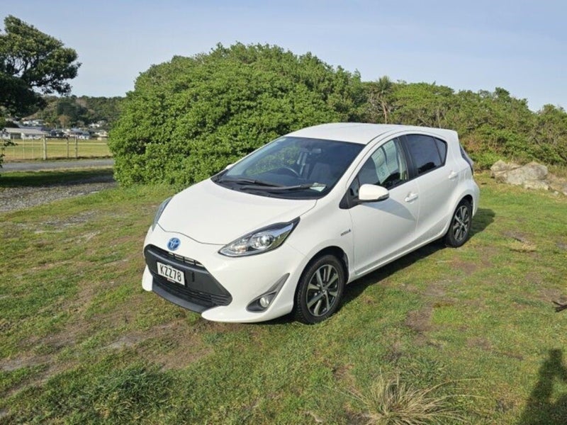 2017 Toyota Prius C SX 1.5P HV ECVT FWD HB/5D/5... image 2
