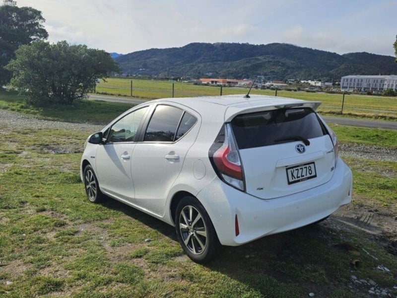 2017 Toyota Prius C SX 1.5P HV ECVT FWD HB/5D/5... image 3