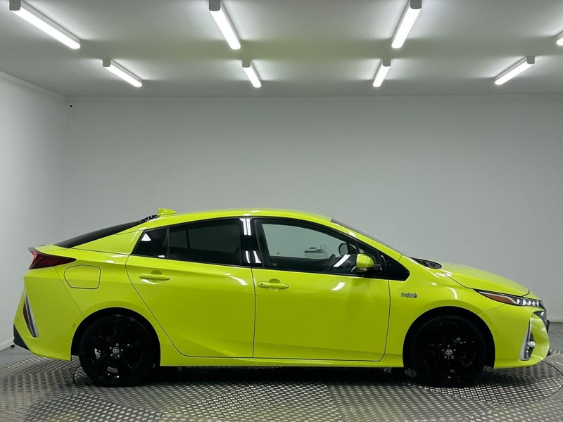 2017 Toyota Prius PHV Plug In Hybrid 1.8 G image 2