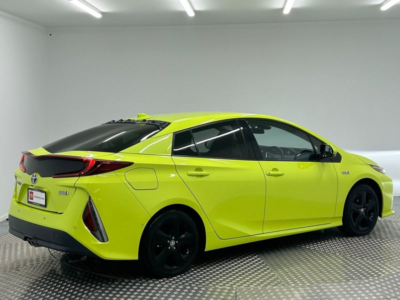 2017 Toyota Prius PHV Plug In Hybrid 1.8 G image 3
