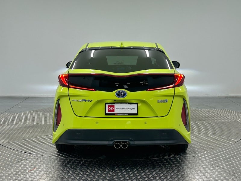 2017 Toyota Prius PHV Plug In Hybrid 1.8 G image 4