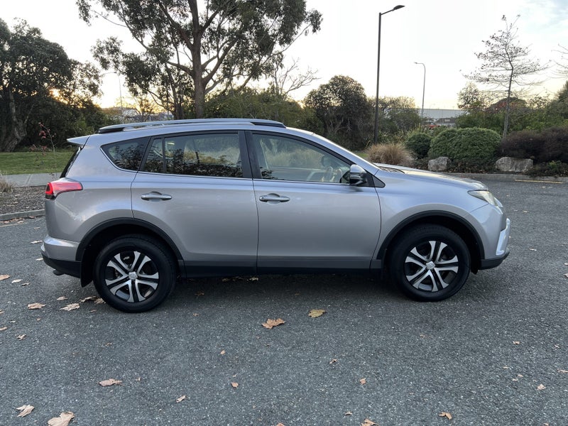 2017 Toyota RAV4 GX FWD 2.0P image 3