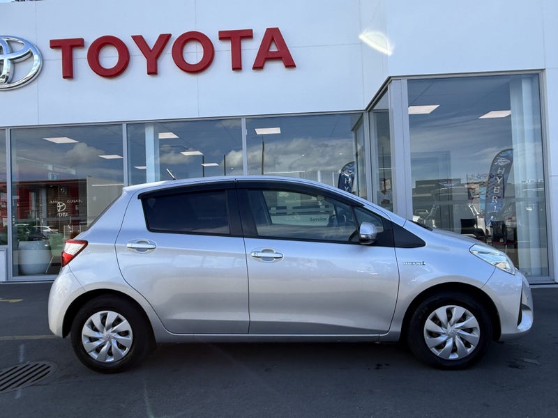 2017 Toyota Vitz 1.5 Hybrid F image 2