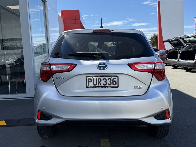 2017 Toyota Vitz 1.5 Hybrid F image 4