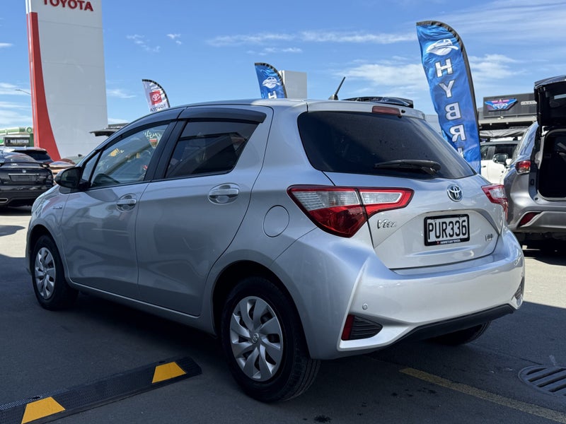 2017 Toyota Vitz 1.5 Hybrid F image 5