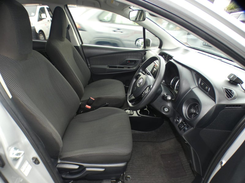 2017 Toyota Vitz 1.5 Hybrid F image 3