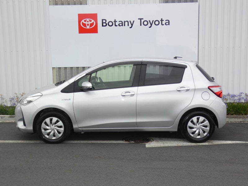 2017 Toyota Vitz 1.5 Hybrid F image 5