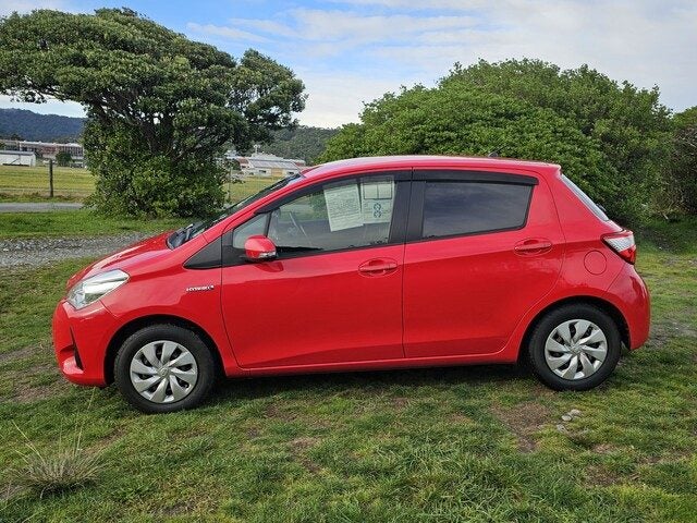 2017 Toyota Vitz 1.5 Hybrid F 5Dr Hatch CVT 2WD... image 3