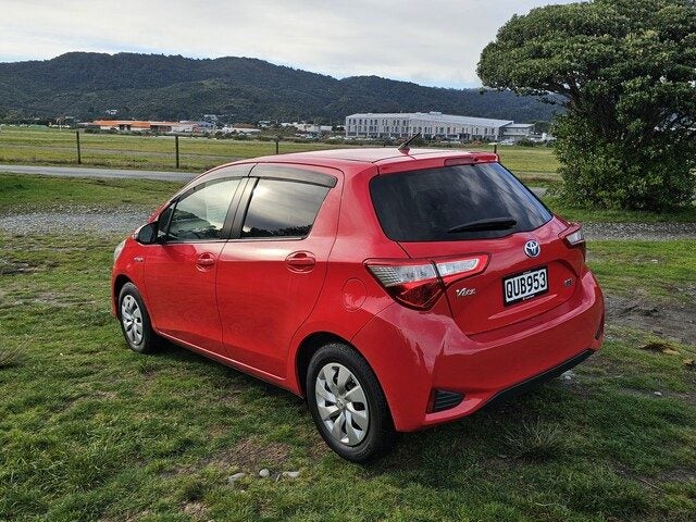 2017 Toyota Vitz 1.5 Hybrid F 5Dr Hatch CVT 2WD... image 4