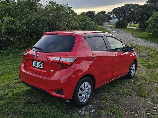2017 Toyota Vitz 1.5 Hybrid F 5Dr Hatch CVT 2WD... image 5