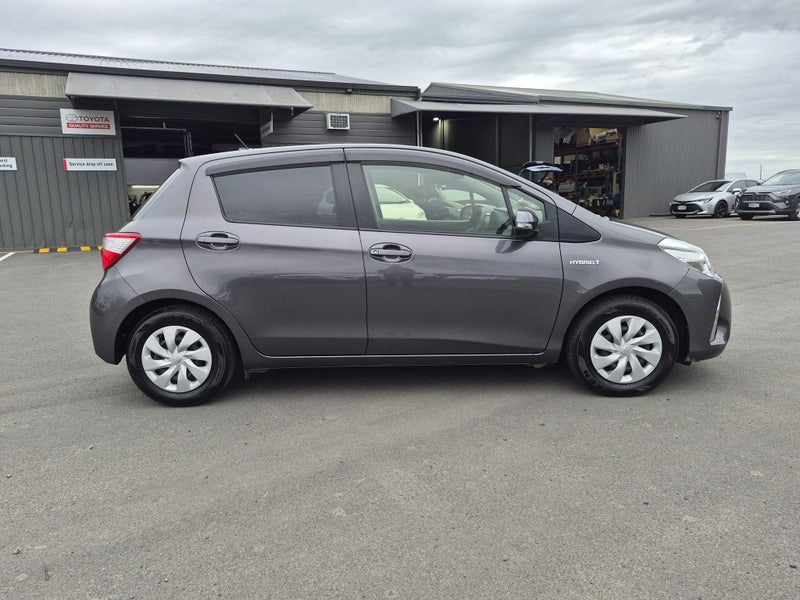 2017 Toyota Vitz 1.5 Hybrid F 5Dr Hatch CVT 2WD... image 5