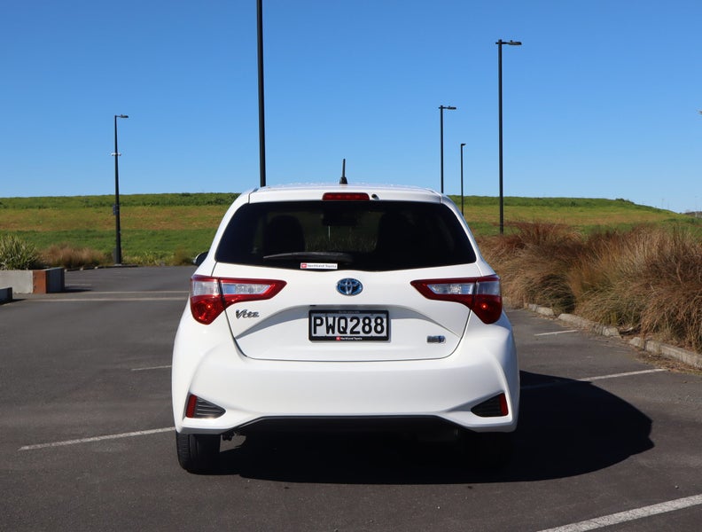2017 Toyota Vitz 1.5 Hybrid F 5Dr Hatch CVT 2WD image 3