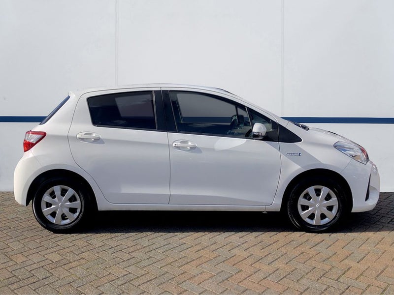 2017 Toyota Vitz 1.5 Hybrid F 5Dr Hatch CVT 2WD image 3