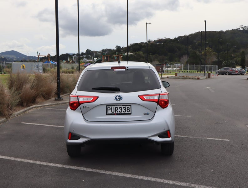2017 Toyota Vitz 1.5 Hybrid F 5Dr Hatch CVT 2WD image 2
