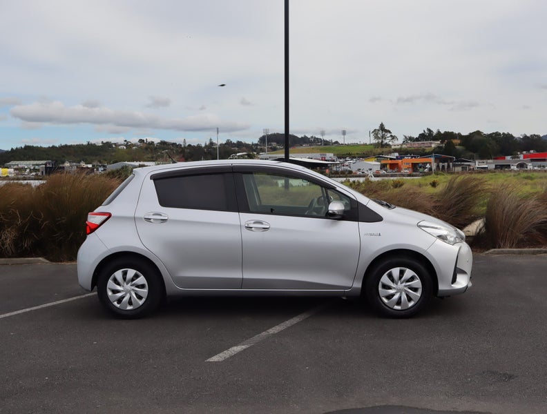2017 Toyota Vitz 1.5 Hybrid F 5Dr Hatch CVT 2WD image 4