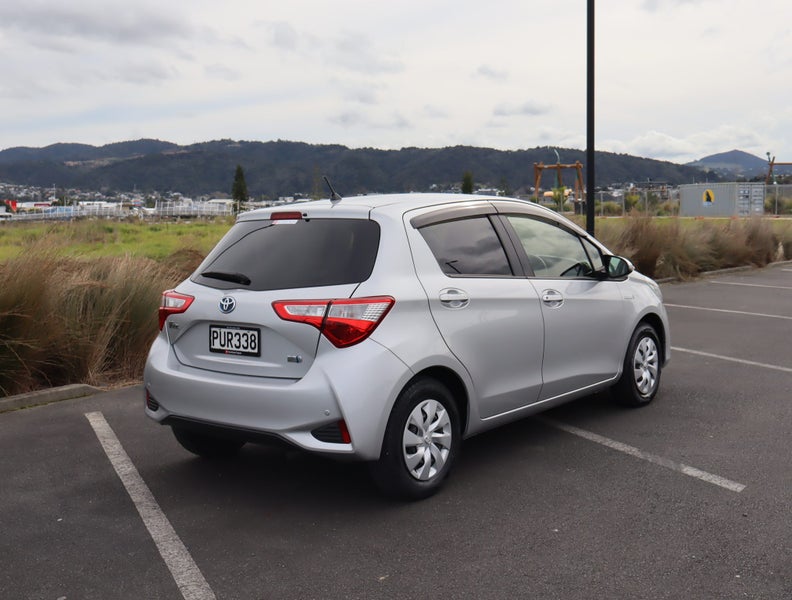 2017 Toyota Vitz 1.5 Hybrid F 5Dr Hatch CVT 2WD image 5