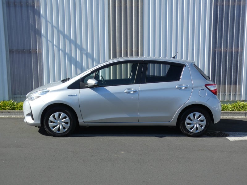 2017 Toyota Vitz 1.5 Hybrid F image 2