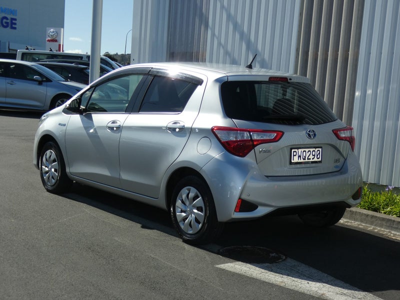 2017 Toyota Vitz 1.5 Hybrid F image 3