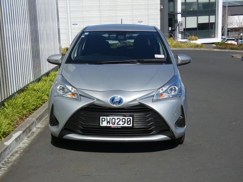 2017 Toyota Vitz 1.5 Hybrid F image 4