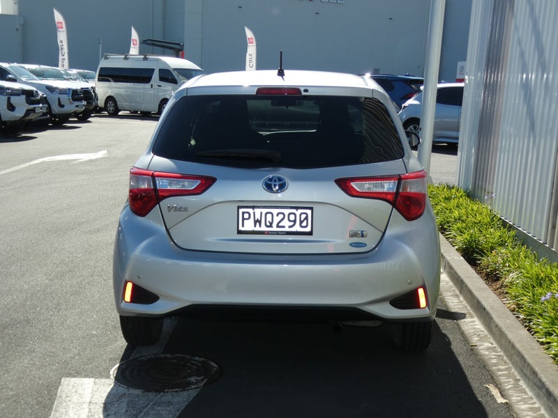 2017 Toyota Vitz 1.5 Hybrid F image 5