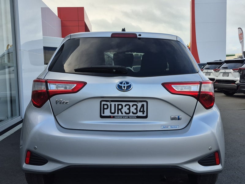2017 Toyota Vitz 1.5 Hybrid F Auto image 4