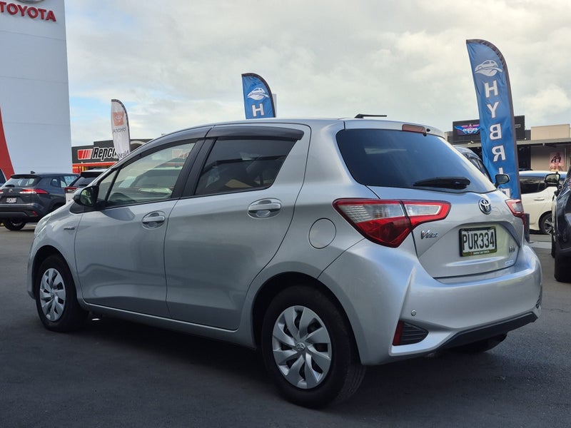 2017 Toyota Vitz 1.5 Hybrid F Auto image 5