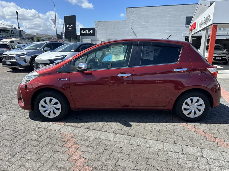2017 Toyota Vitz 1.5 Hybrid Jewela 5Dr Hatch CV... image 4