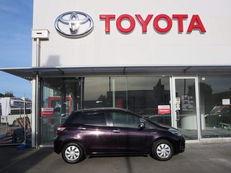 2017 Toyota Vitz 1.5 Hybrid Jewela 5Dr Hatch CV... image 5