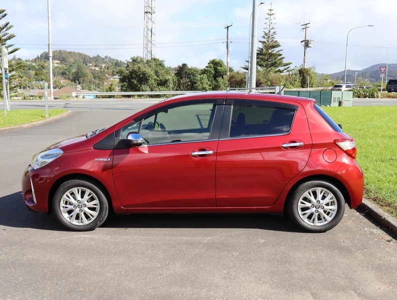 2017 Toyota Vitz 1.5 Hybrid Jewela 5Dr Hatch CV... image 2