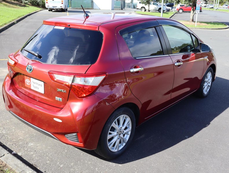 2017 Toyota Vitz 1.5 Hybrid Jewela 5Dr Hatch CV... image 3