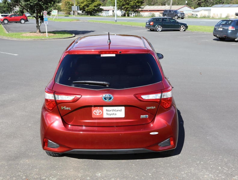 2017 Toyota Vitz 1.5 Hybrid Jewela 5Dr Hatch CV... image 4