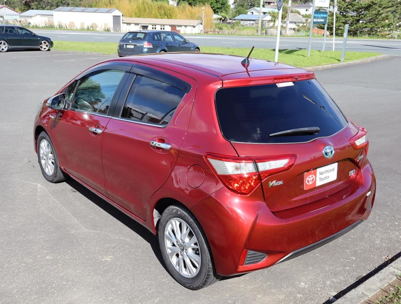 2017 Toyota Vitz 1.5 Hybrid Jewela 5Dr Hatch CV... image 5